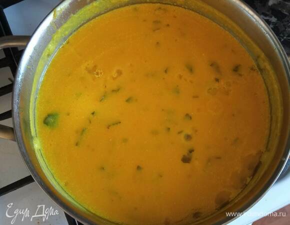 Перекладываем овощи в кастрюлю, заливаем горячим бульоном, даем закипеть и варим на среднем огне до готовности овощей. Снимаем с огня и измельчаем овощи блендером. Возвращаем на огонь, кладем горчицу, выжимаем сок из лимона. Я добавляю сливки и рубленую зелень на этом этапе. Можно добавить непосредственно в тарелки при подаче. Все прогреваем, но не даем закипеть.