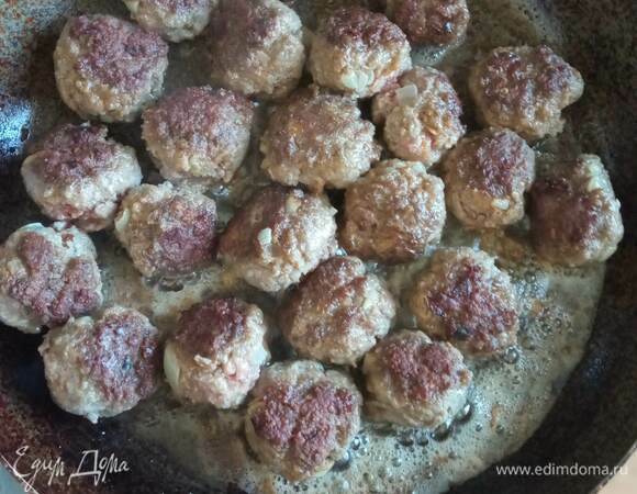 Лук мелко шинкуем и обжариваем в разогретом сливочном масле до золотистого цвета. В миску выкладываем фарш, добавляем панировочные сухари, лук, яичные желтки, солим и перчим по вкусу. Перемешиваем тщательно. Формируем фрикадельки и обжариваем их в растительном масле до румяной корочки.