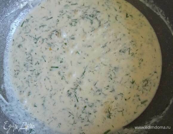 В сотейник вливаем сливки. Добавляем муку, тщательно размешиваем, чтобы не было комочков, добавляем мелко нашинкованный укроп, солим и перчим по вкусу, прогреваем на медленном огне пару минут, добавляем в соус фрикадельки и тушим под крышкой на медленном огне минут 15.