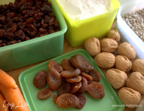 Изюм, курагу промыть, просушить.