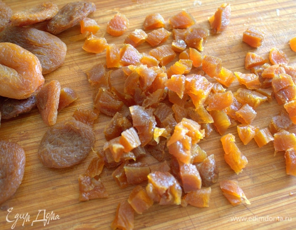 Курагу нарезать размером с изюм.