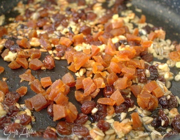 Всыпать курагу.