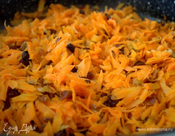 Всыпать тертую морковь, перемешать на огне.