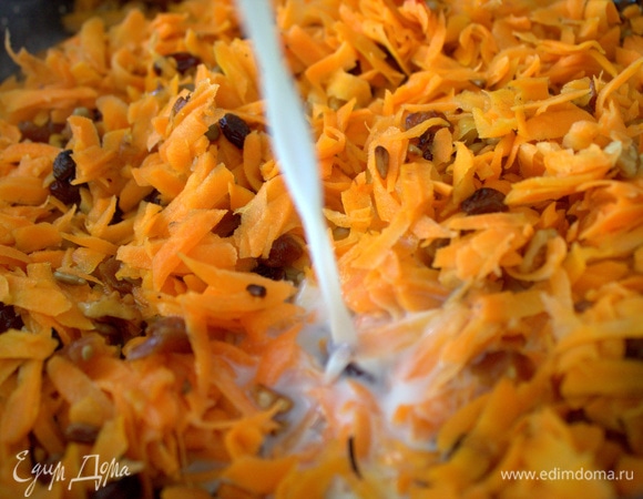 Влить молоко (или сливки) постепенно партиями, чтобы морковь его впитала.