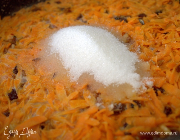 Всыпать сахар, кардамон и ваниль.