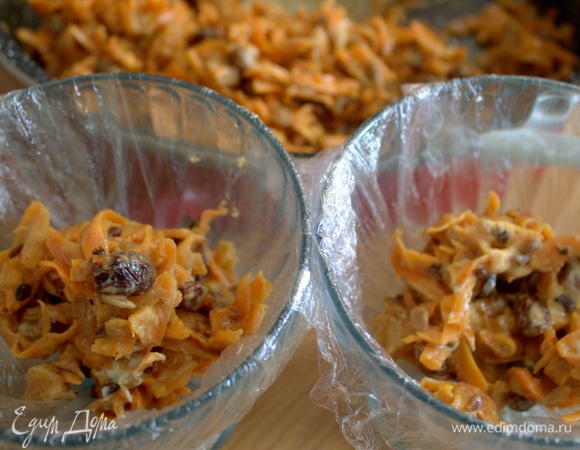 Застелить формы пленкой.