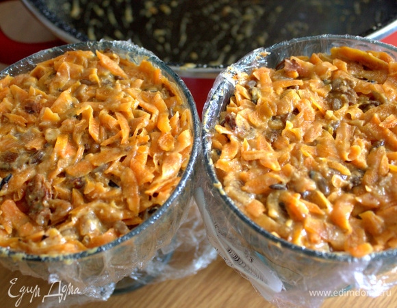 Распределить состав. Утрамбовать. Накрыть и убрать в холодильник. Но в Индии так любят эту сладость, что пробуют в теплом виде.