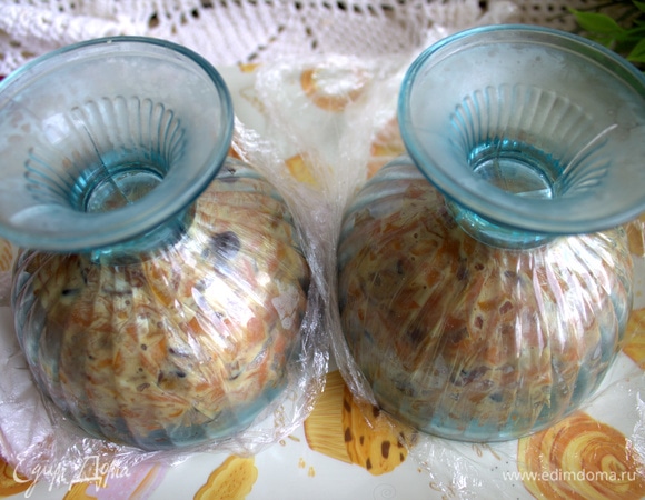 Когда охладится, вынуть, перевернуть на поднос и снять пленку.