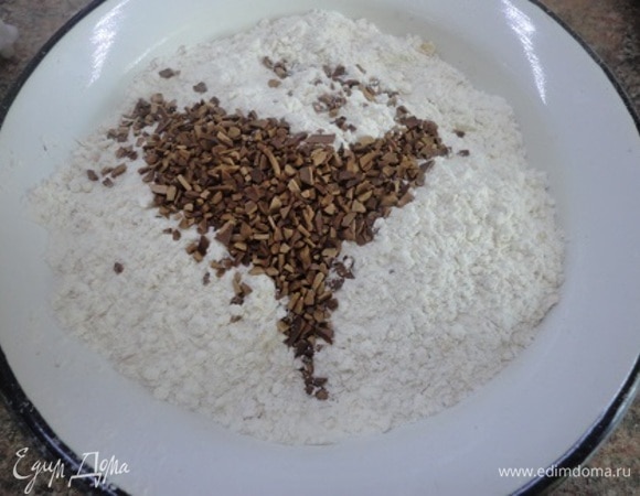 Овсяные хлопья измельчить в блендере и смешать с мукой, солью, содой (мерная чайная ложка) и растворимым кофе. Если не хотите, чтобы вам в готовом изделии попадались кофейные гранулы, можно растворить их в свежесваренном кофе, которым вы зальете клюкву. Вместо клюквы можно взять изюм или вишню.