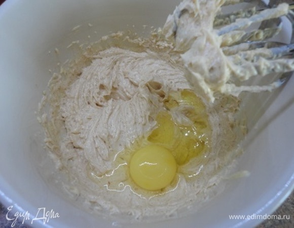 Мягкое сливочное масло взбить с сахаром в пышную массу, затем, продолжая взбивать, по одному введите яйца.