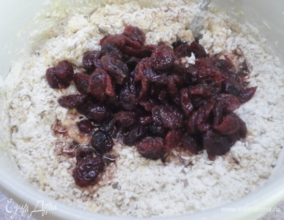 Соедините сухие ингредиенты с яично-масляной смесью, добавьте набухшую клюкву вместе с остатками невпитавшегося кофе и хорошо перемешайте ложкой.