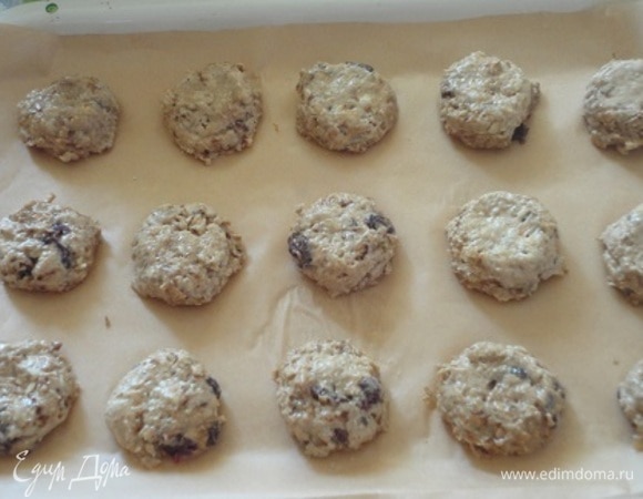 С помощью мерной столовой ложки, смоченной в воде, выложите тесто на противень.