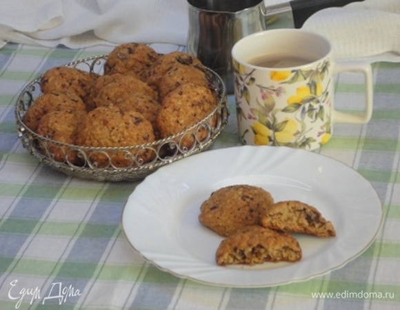 Выпекайте 15–20 минут при 160–170°C. Ориентируйтесь по своей духовке. Печенье должно стать красивого цвета, но не пересушите, чтобы оно осталось мягким внутри.