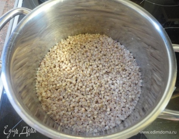 Крупу промыть и высыпать в кипящую воду со щепоткой соли. Варить при медленном кипении под крышкой до полного выпаривания воды.