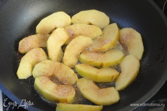 Яблоки очистить от кожицы и семян и нарезать дольками или кубиками. В сковороде растопить сливочное масло, выложить яблоки и посыпать ванильным сахаром и корицей. Тушить на низком нагреве до желаемой мягкости.