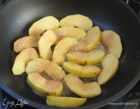 Яблоки очистить от кожицы и семян и нарезать дольками или кубиками. В сковороде растопить сливочное масло, выложить яблоки и посыпать ванильным сахаром и корицей. Тушить на низком нагреве до желаемой мягкости.