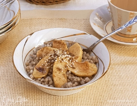 Подавать кашу с яблоками, полив образовавшимся на сковороде сиропом или жидким медом. Отличное дополнение к утренней чашке кофе.