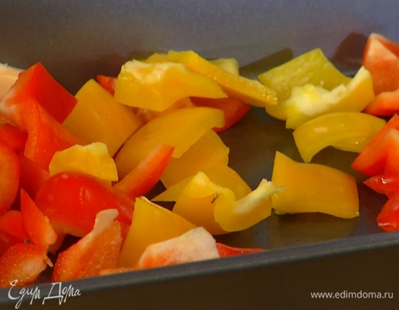 Сладкий перец, удалив плодоножки, нарезать небольшими кусочками.