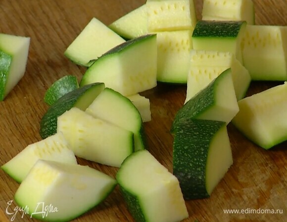 Цукини и баклажан нарезать небольшими кубиками.