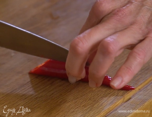 Перец чили разрезать вдоль.