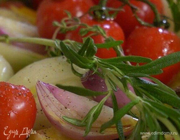 В глубокий противень выложить все подготовленные овощи и помидоры, полить оливковым маслом, посолить, поперчить, сверху разложить веточки тимьяна и розмарина.