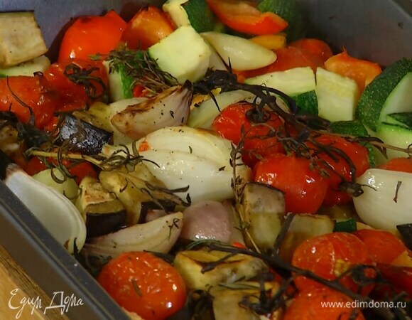 Отправить овощи в разогретую духовку на 15 мин, затем включить режим «верх-низ» и запекать еще 10 минут, вынуть из духовки и, удалив травы, еще раз посолить.