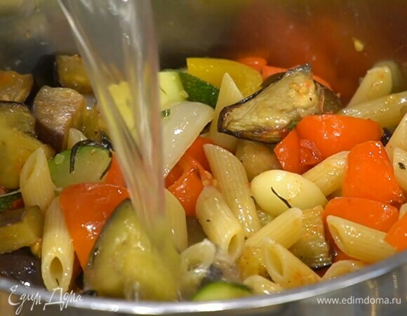 В кастрюлю с макаронами выложить запеченные овощи вместе с соком, отправить все на огонь, перемешать, влить немного воды, в которой варились макароны, и прогреть.