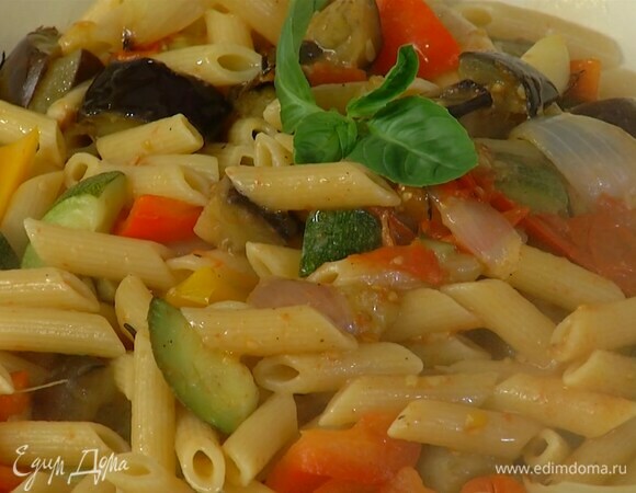 Переложить пасту с овощами в большое блюдо, сбрызнуть оливковым маслом Extra Virgin и украсить листьями базилика.