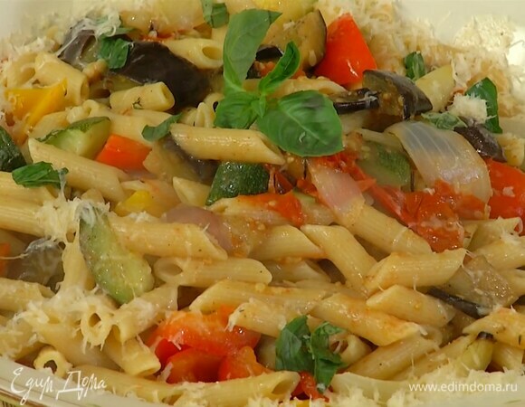 Сыр натереть на мелкой терке и посыпать готовую пасту.