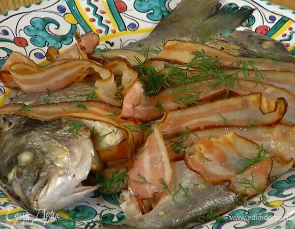 Укроп мелко порубить и посыпать готовую рыбу.
