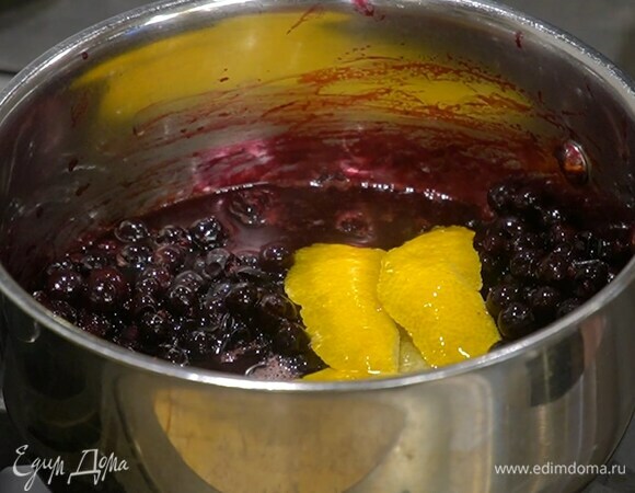 Немного ягод оставить для украшения, остальную смородину вместе с выделившимся соком выложить в кастрюлю, добавить цедру и сок лимона, влить 30–40 мл теплой воды и томить на медленном огне 6–8 минут.