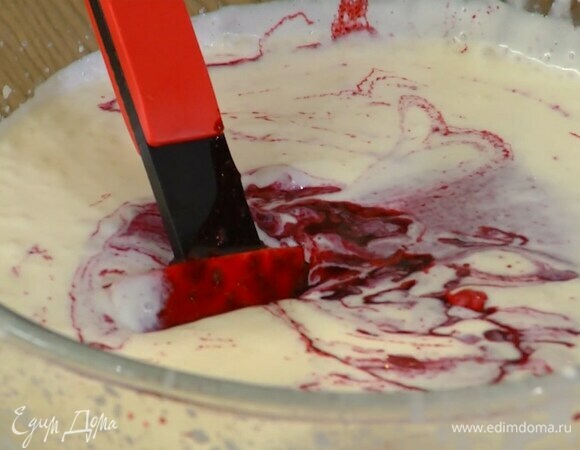 Сливки взбивать миксером, как только они начнут густеть, влить сгущенку и продолжать взбивать до консистенции жидкой сметаны, затем добавить протертую смородину и все перемешать.