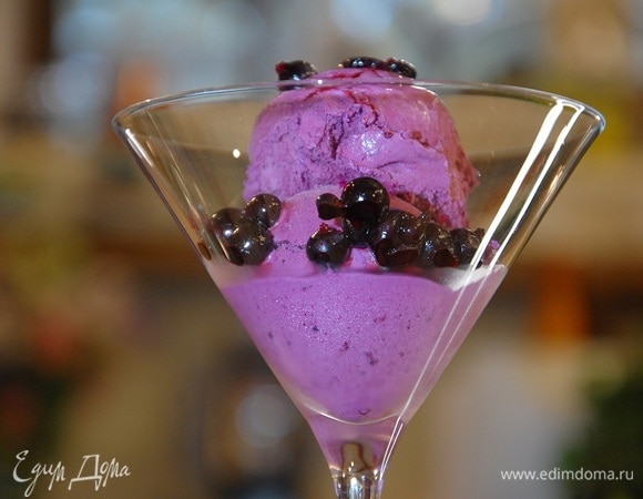 Перелить массу в контейнер, закрыть крышкой и отправить в морозильник.<br />
Подавать мороженое, украсив оставшимися ягодами смородины.