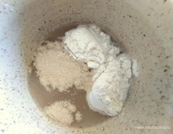 От общего количества воды или отвара отлить немного и развести дрожжи с 0,5 ч. л. сахара и 2 ст. л. муки.