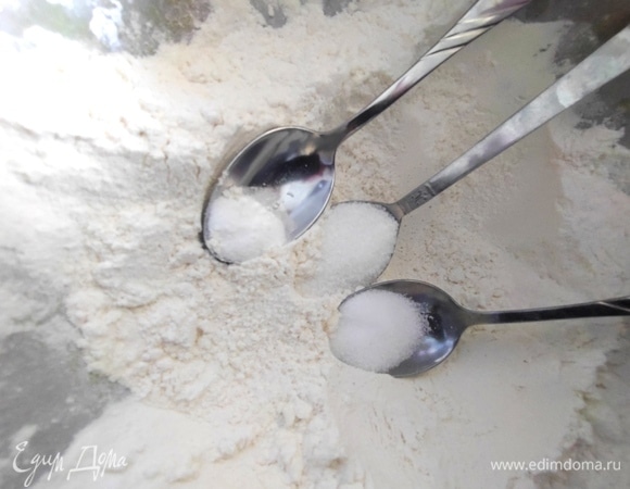 С остальной мукой смешать соль, соду и остальной сахар.