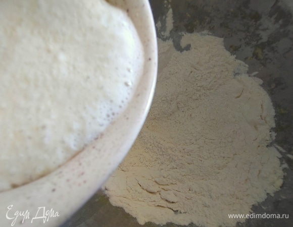 Через 10 минут перелить в муку разведенные дрожжи.