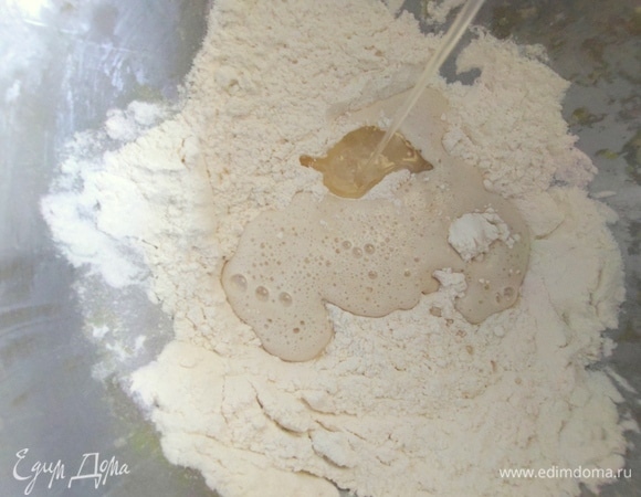 Влить остальную воду с маслом.