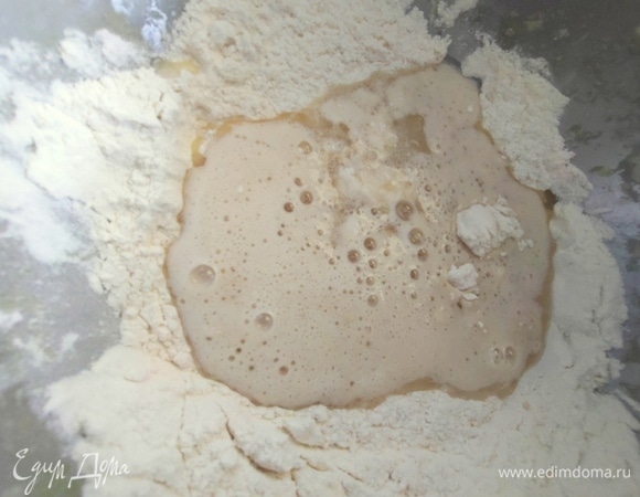 Замесить руками или тестомесом.