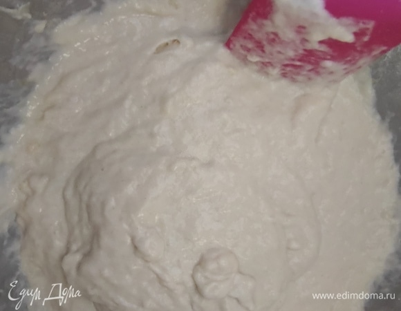 Вначале тесто липкое.