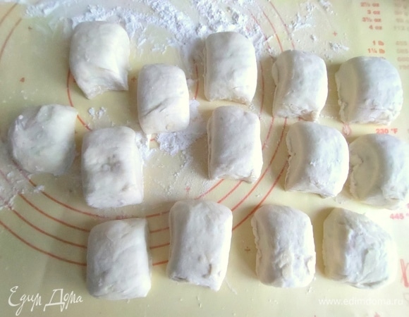 Вытянуть в колбаску и нарезать на порции.