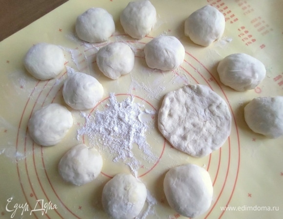 Подкатать каждый кусок в шарик и расплющить.