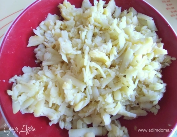 Для начинки отварить заранее картофель, натереть.