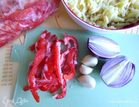 Нарезать лук, чеснок и паприку (из заморозки).