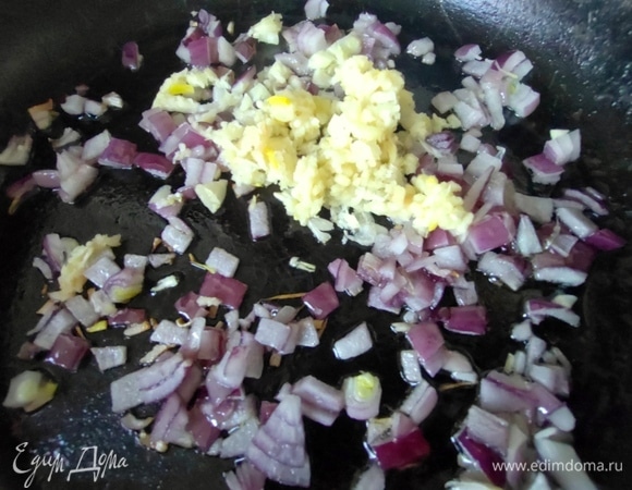 Обжарить лук, всыпать чеснок.