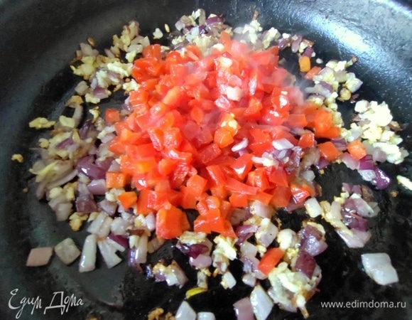 Когда обжарятся, всыпать паприку, подержать на огне.
