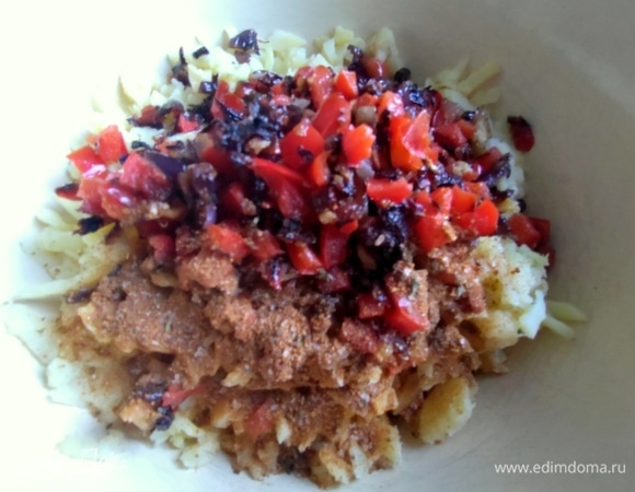 Смешать с картофелем и специями.