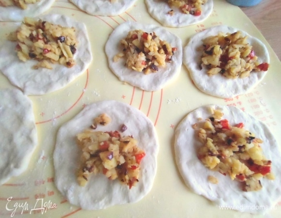 В центр кружочка нанести начинку.