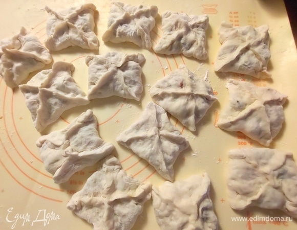 Слепить конвертиком или овалом.