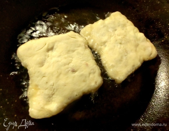 Жарить швом вниз в раскаленном масле.