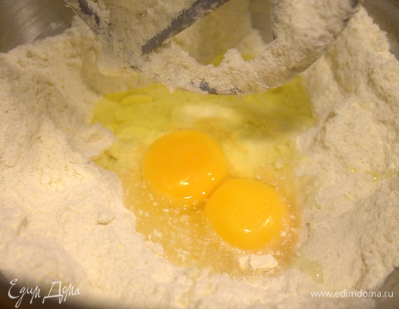 Вбить яйца с ванилью.